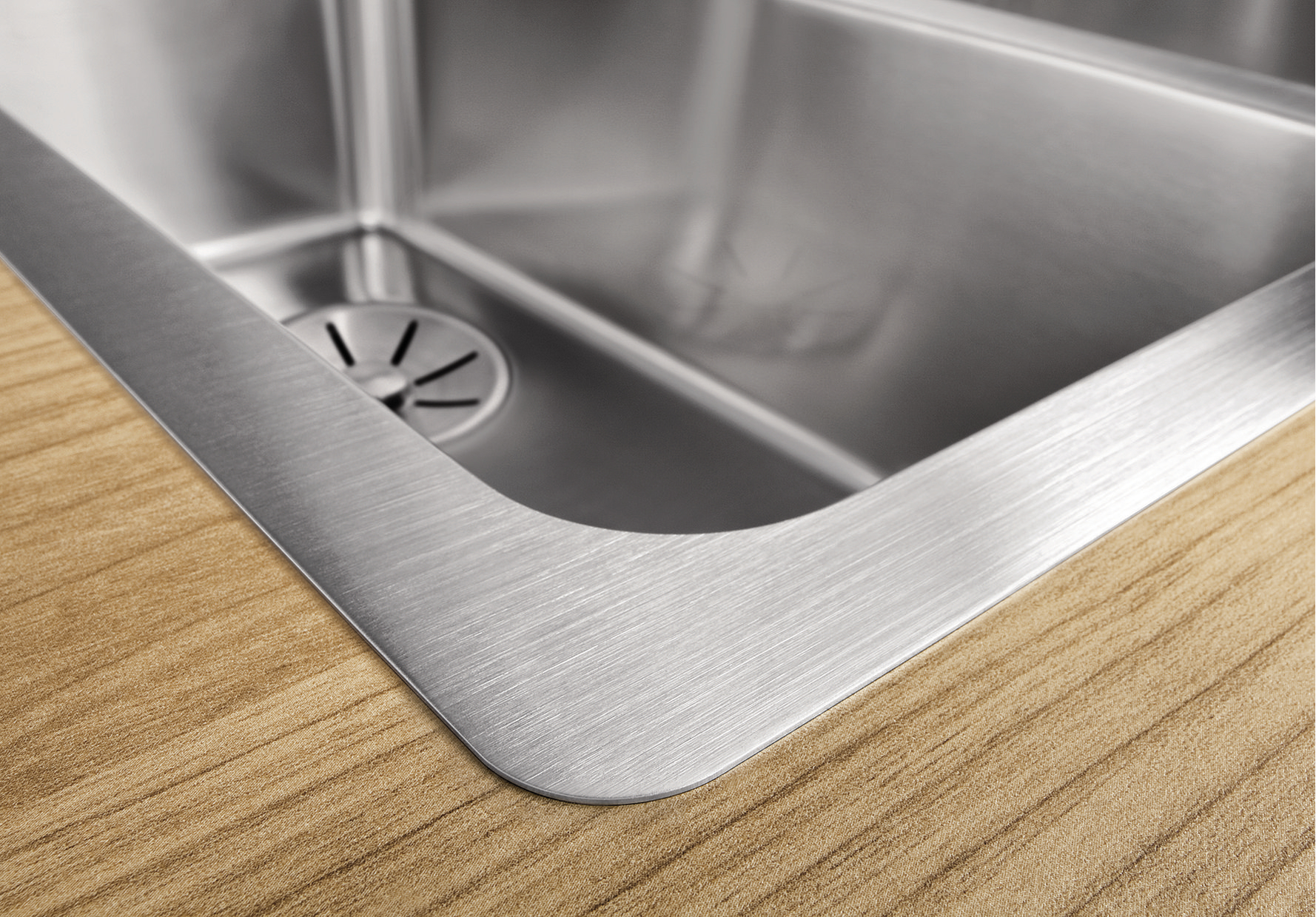 Roestvrij stalen werkblad in een houten interieurstijl