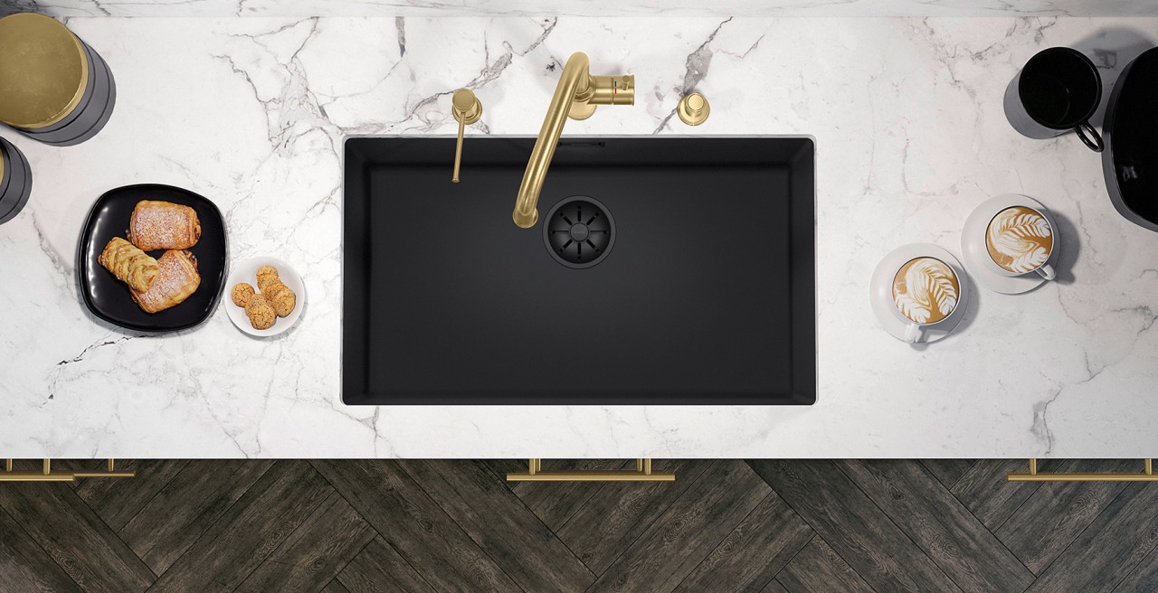 Worktops made of white marble create an intense contrast with sinks in SILGRANIT® PuraDur® black.