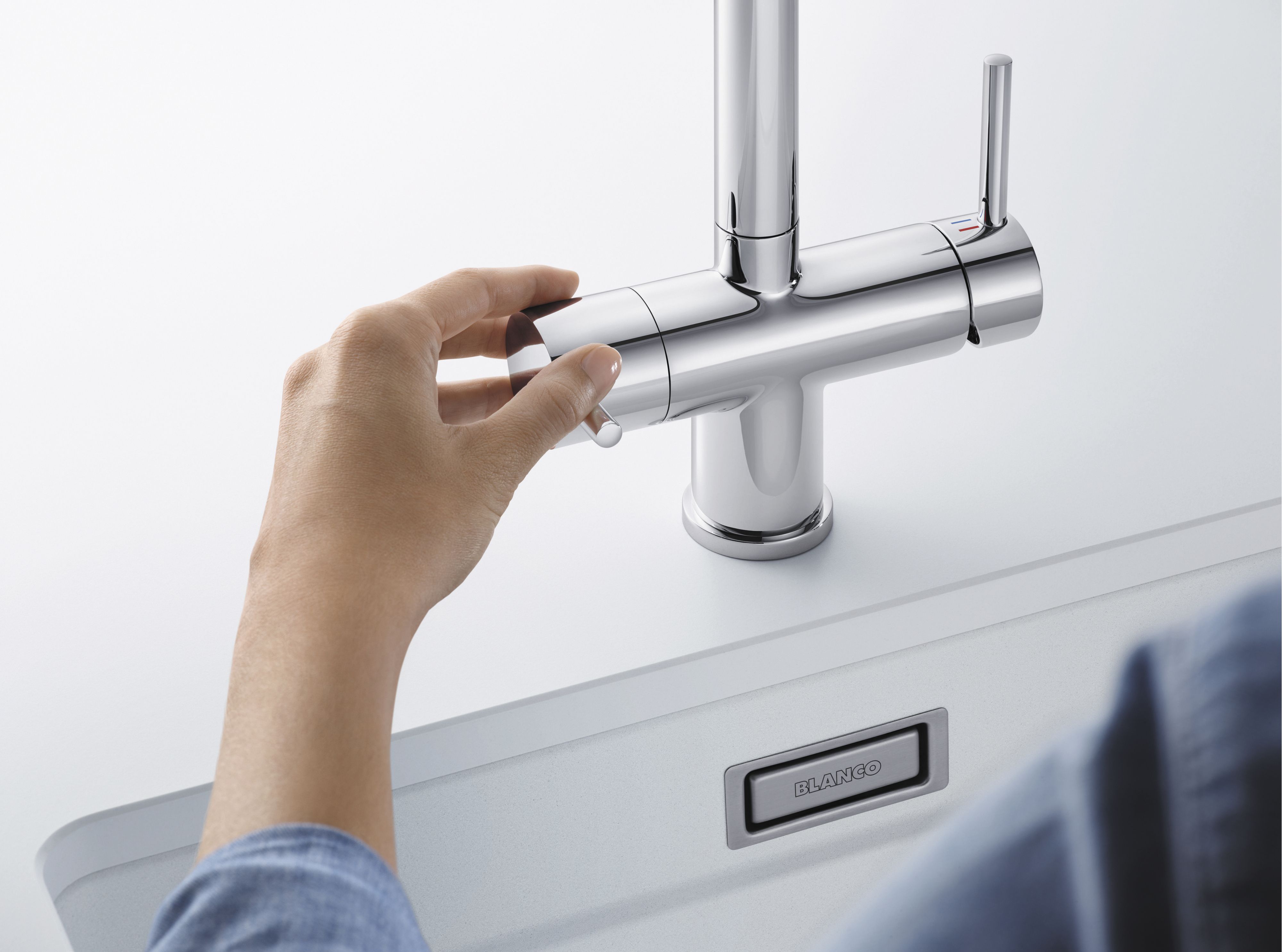 De l’eau filtrée s’écoule directement du mitigeur