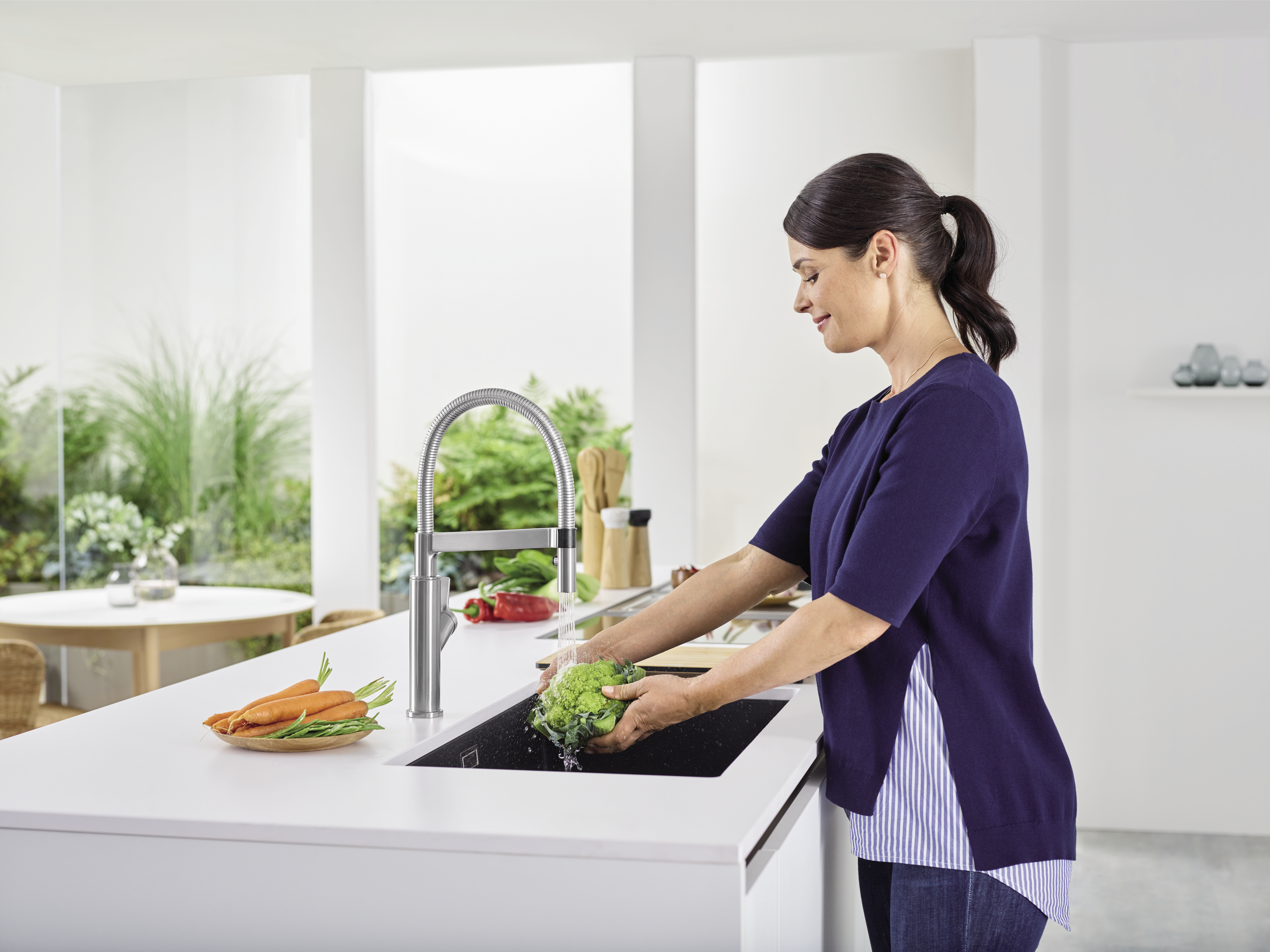 Laver des légumes dans l’évier