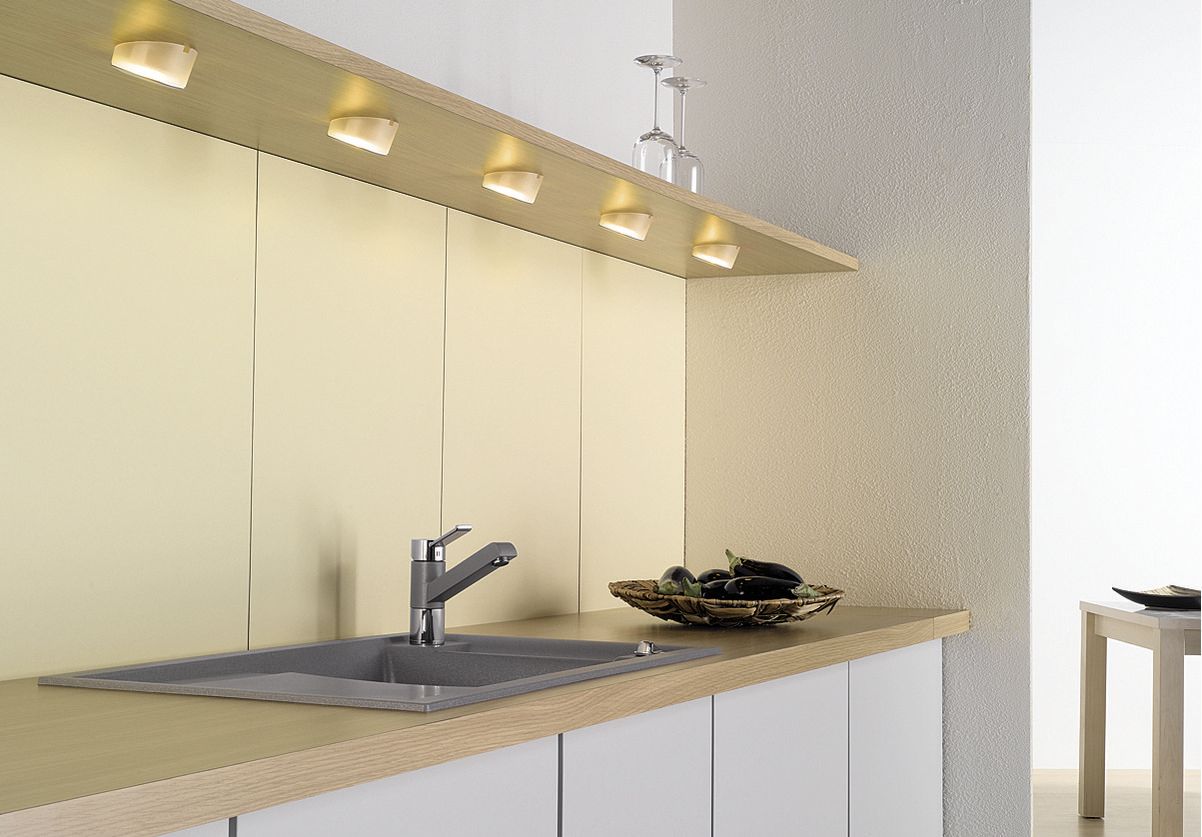 L’ajout d’un éclairage sur les meubles du haut garantit beaucoup de luminosité même dans des petites cuisines.