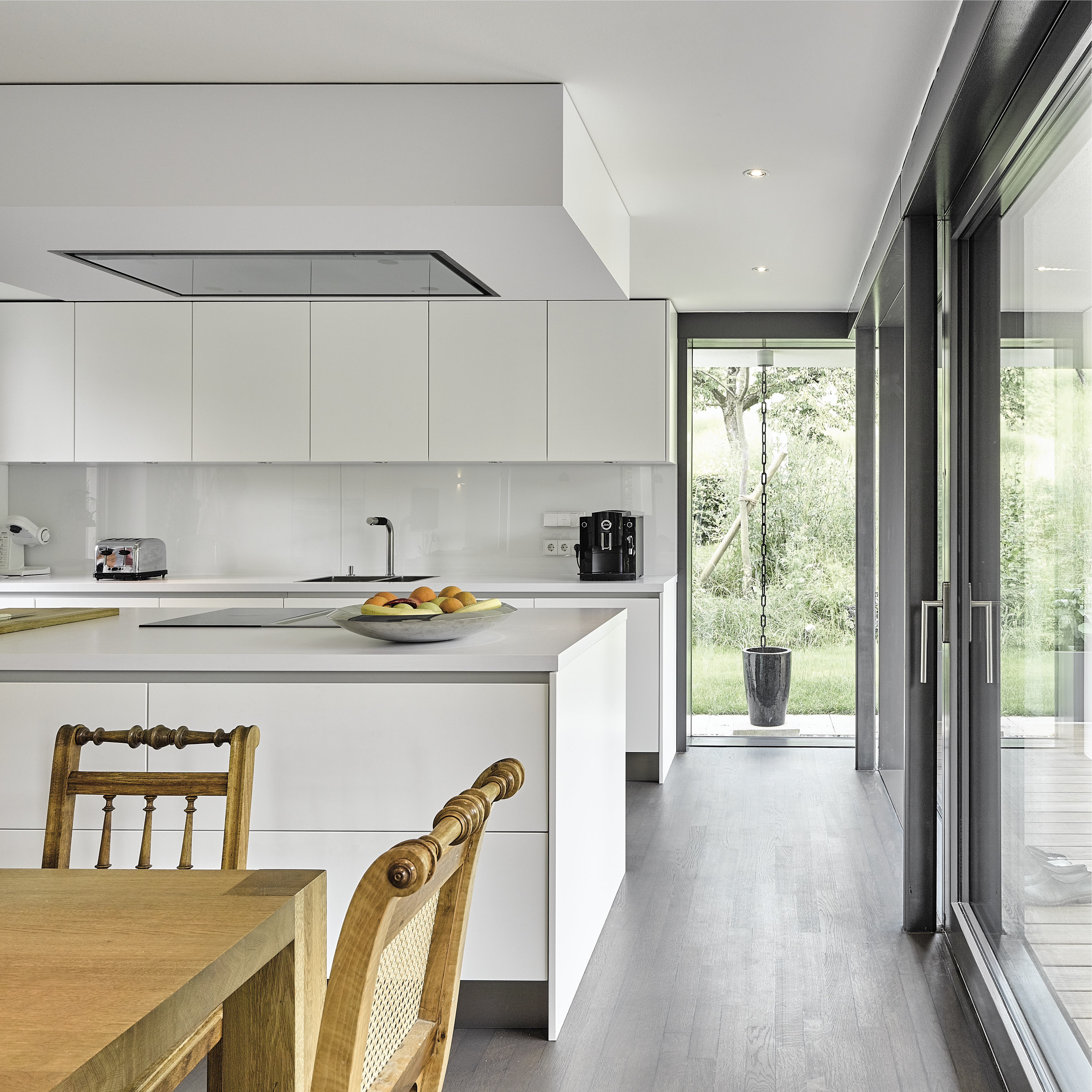 Cuisine minimaliste avec une grande fenêtre