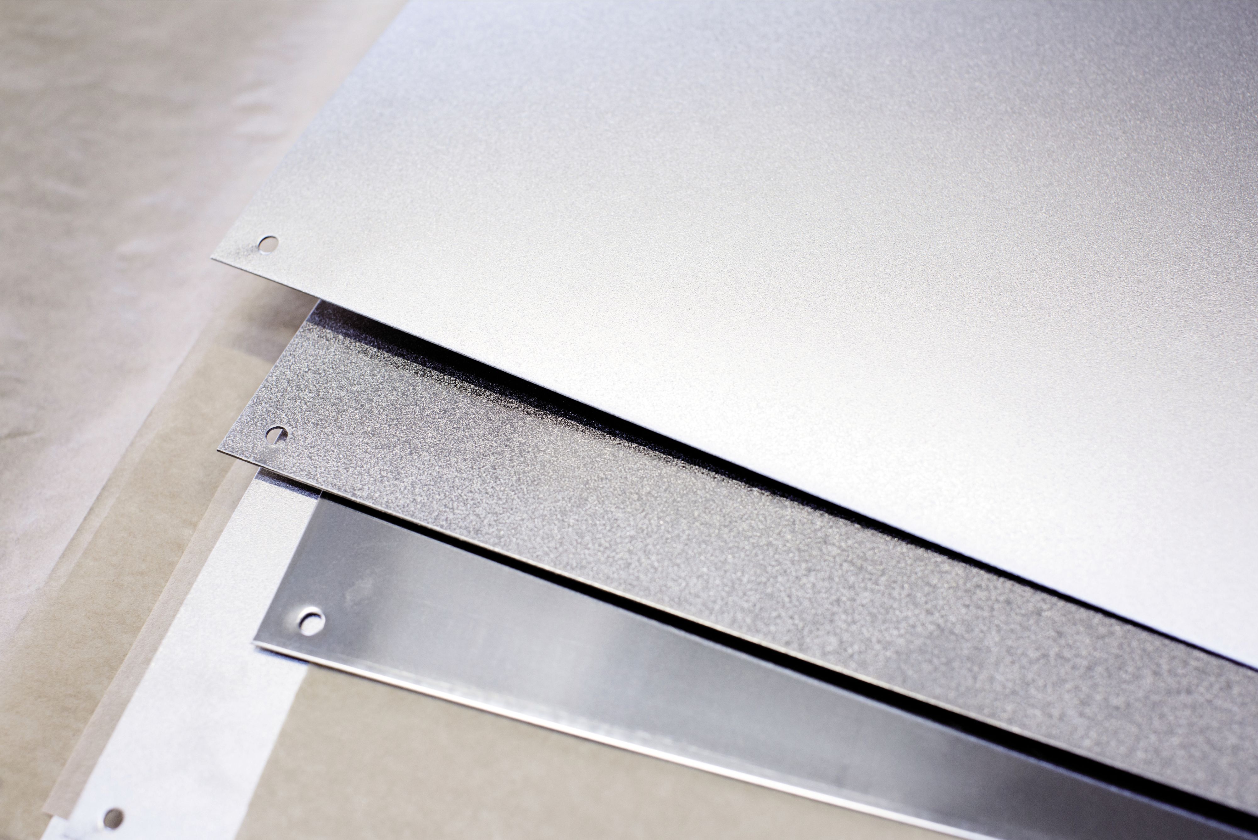 Comparaison de trois surfaces en acier inoxydable