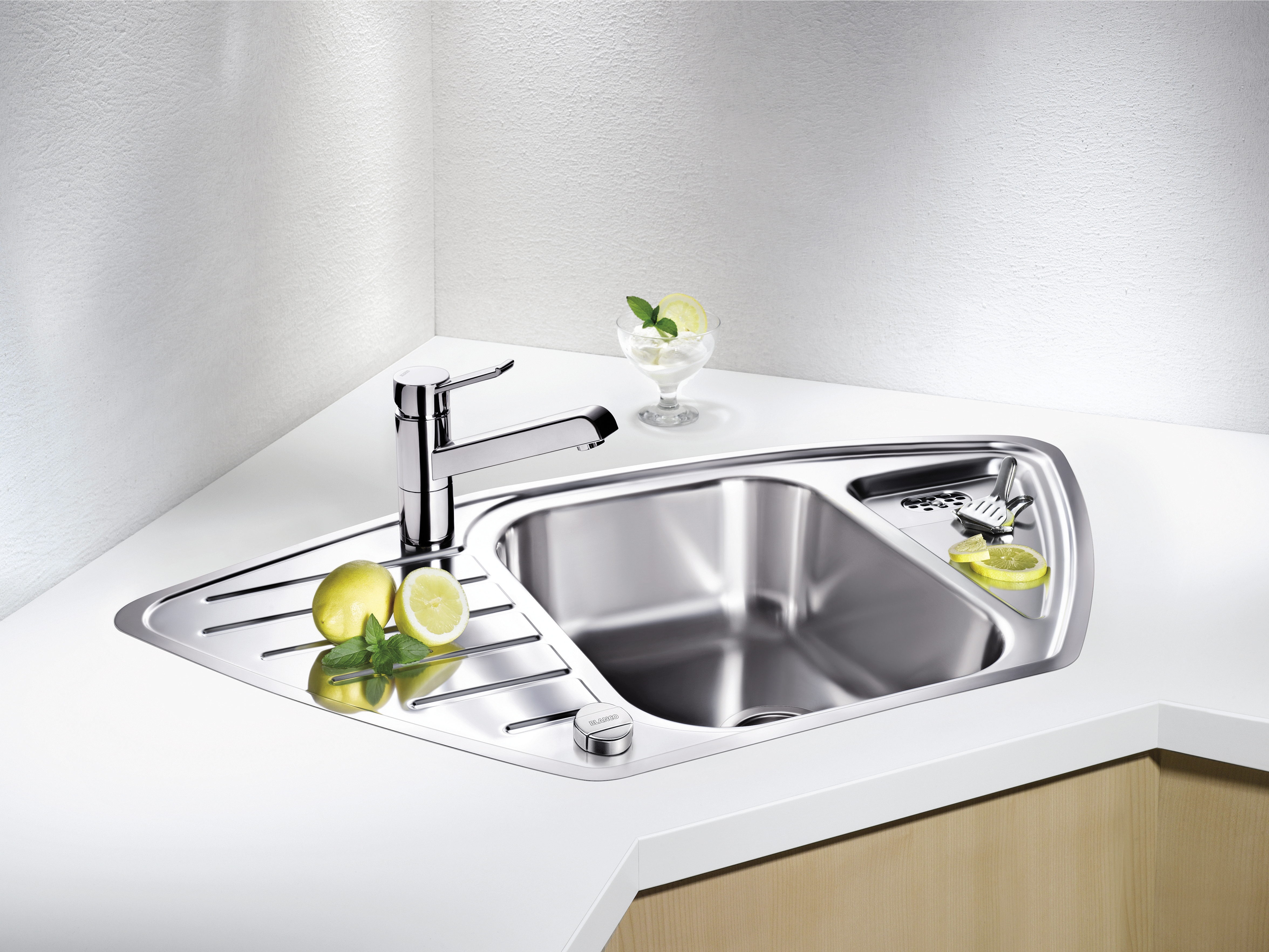 Tout comme le DELTA, la forme dynamique du BLANCO LANTOS rend très bien dans des cuisines modernes.