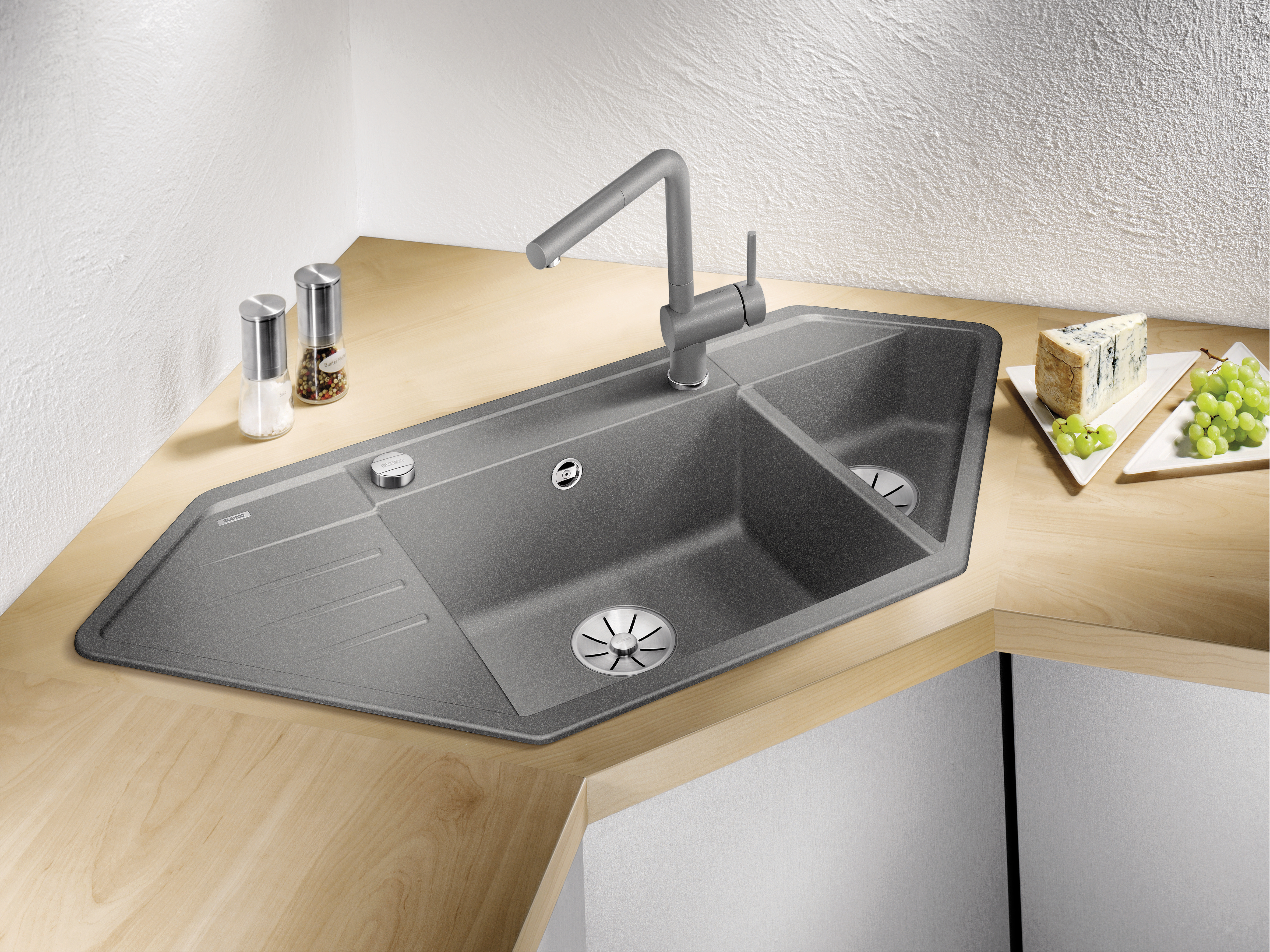 Éviers d’angle – un gain de place pour les cuisines compactes
