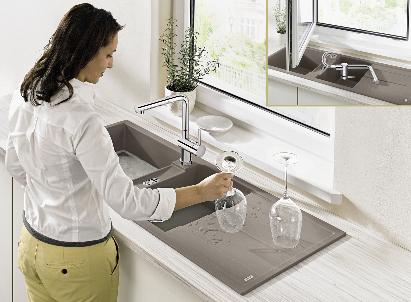Les mains sont lavées sous l'eau