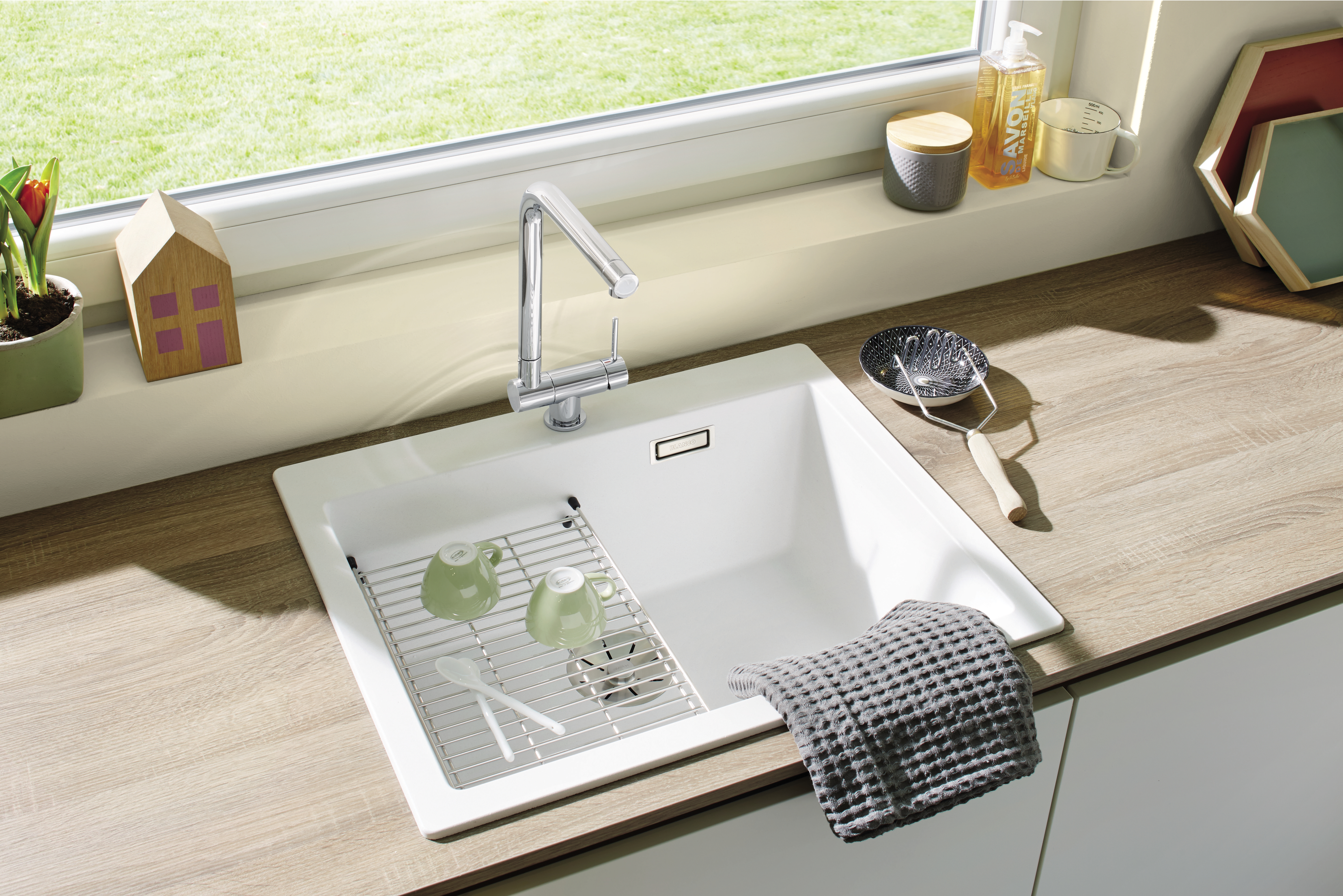 Les mitigeurs en finish Inox ou chromé sont la meilleure option pour les modèles sous fenêtre