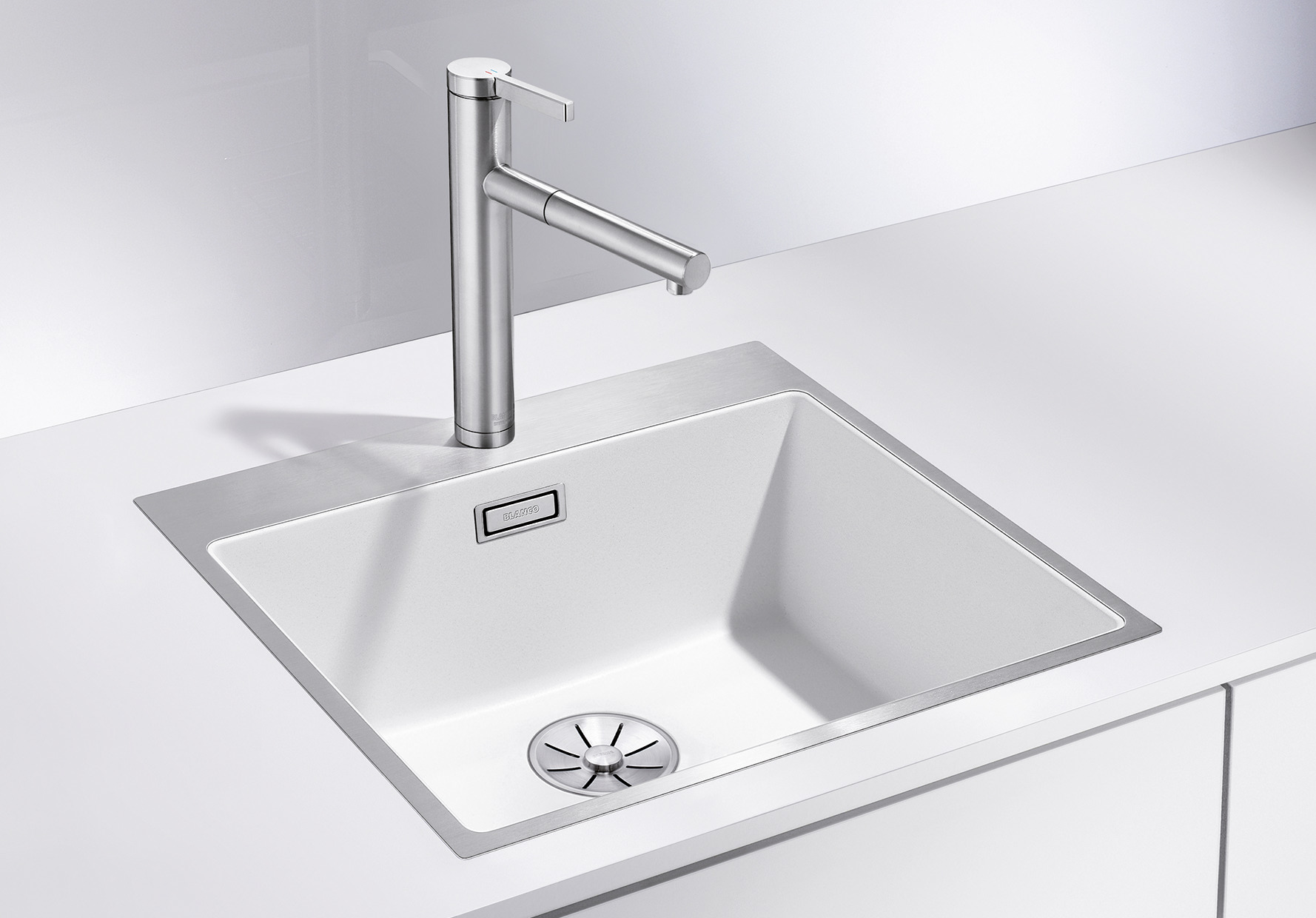 Le blanc n'a pas à être ennuyeux, avec Steelframe la cuve devient un accroche-regard !