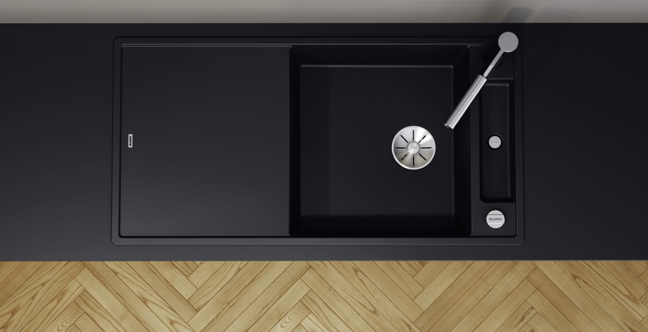 Monochromes Küchendesign mit schwarzer Spüle auf schwarzer Arbeitsplatte